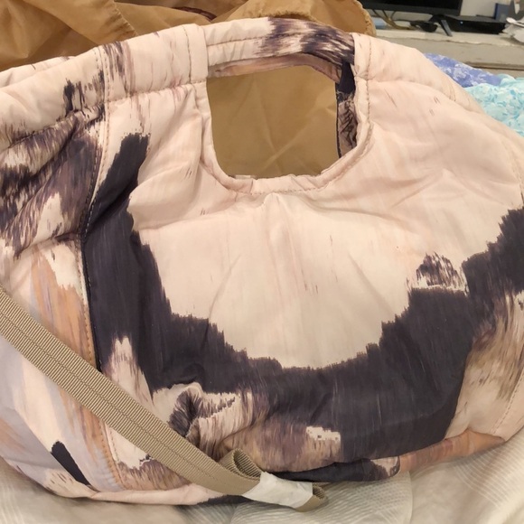 VINCE CAMUTO HARLO SMALL TOTE NWT - Picture 1 of 9